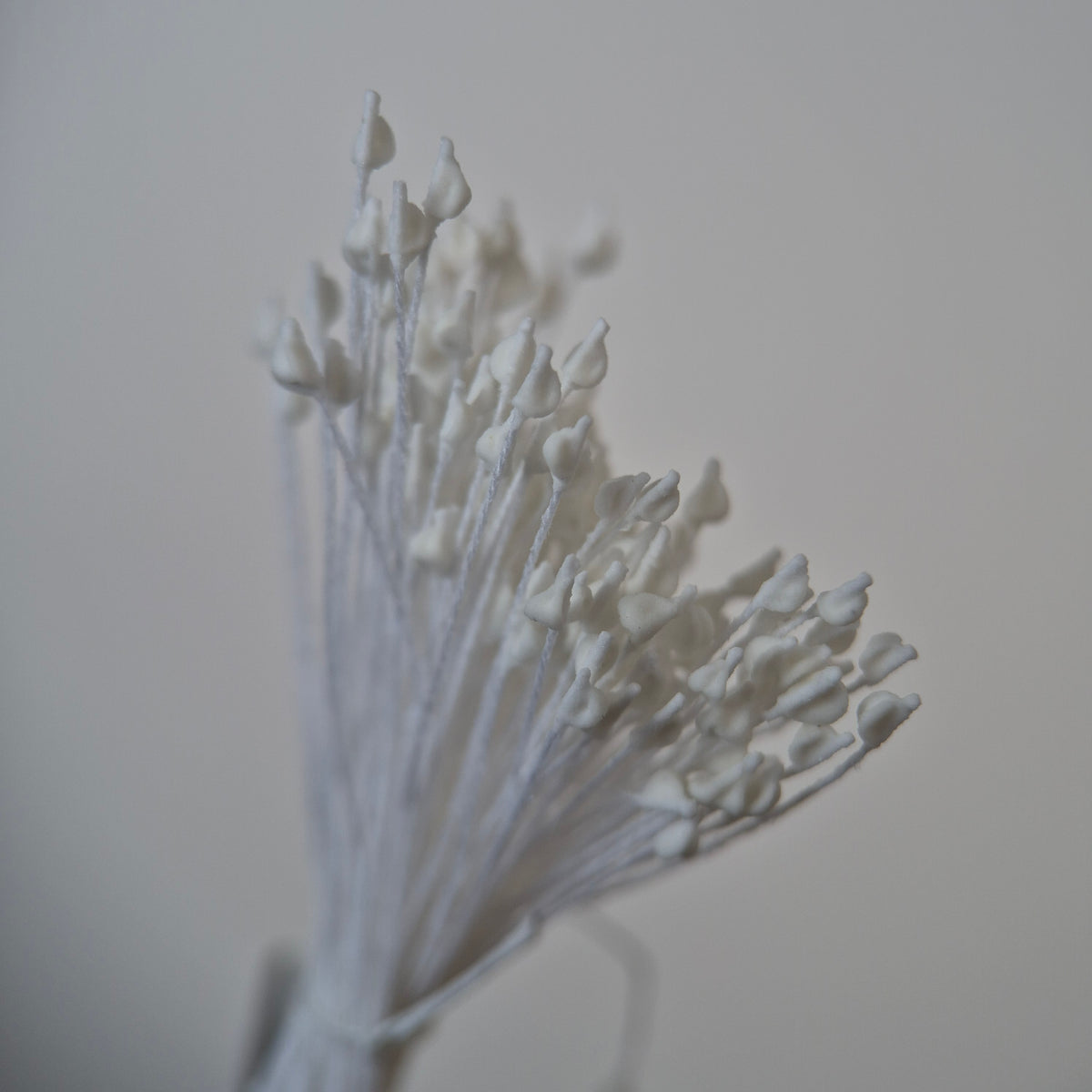 White Naturalistic Flower Stamens – Size M (White on White Thread)