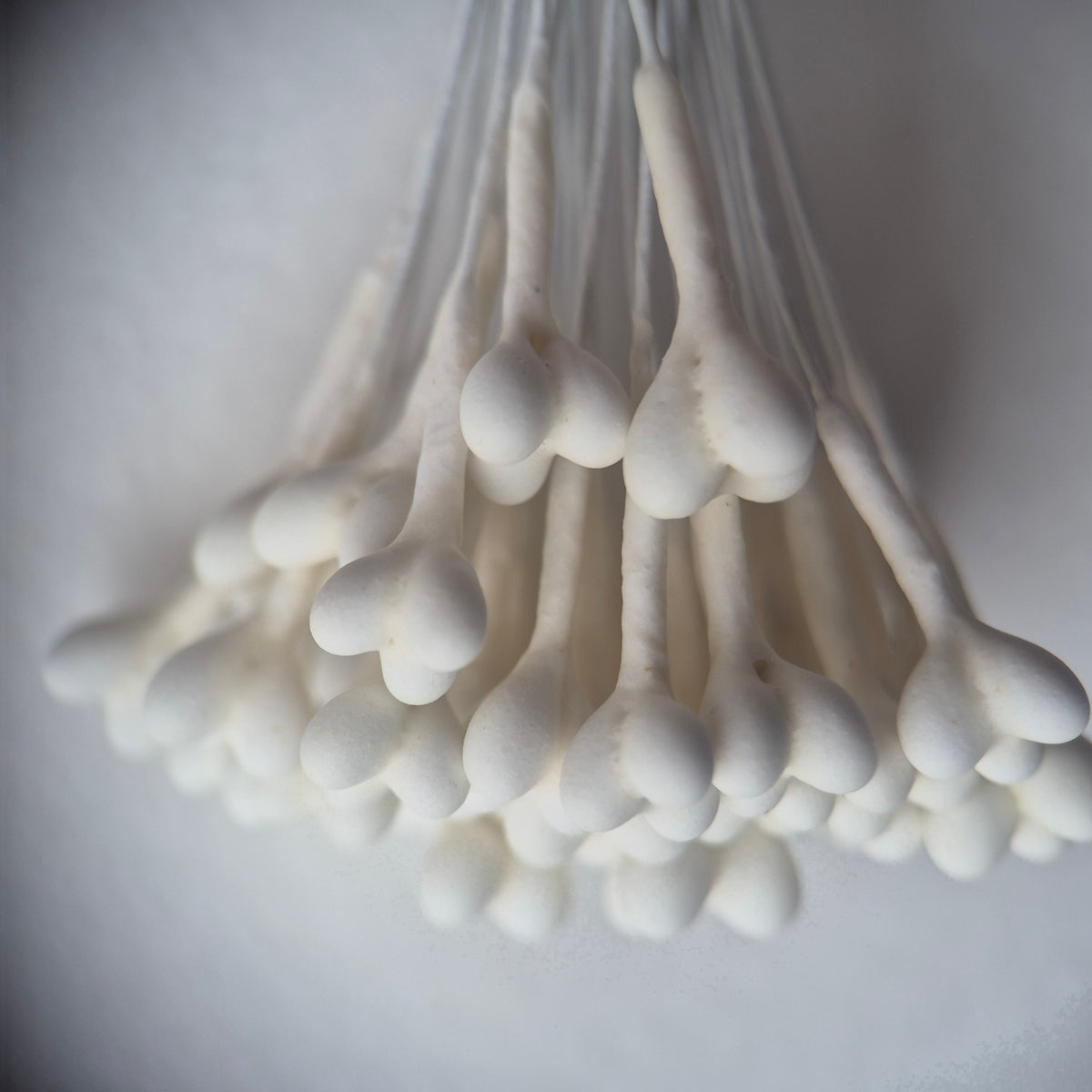 A bundle of 36 single-sided white decorative Japanese stamens on flexible 13cm white wire stems, featuring large heads with three droplets fused into a single stamen