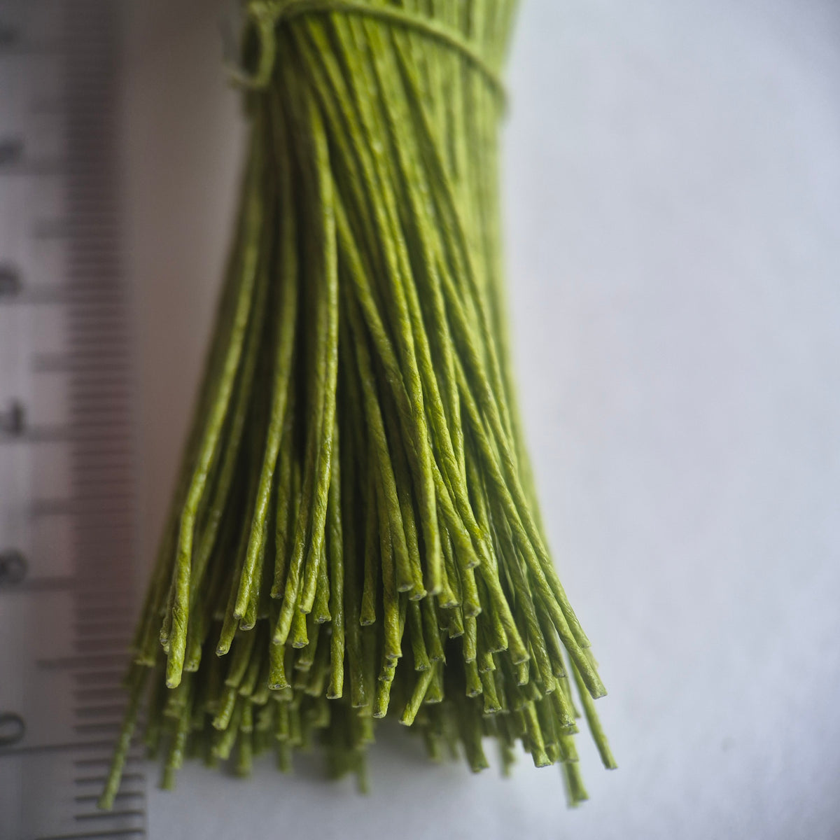 A bundle of 144 single-sided white round decorative Japanese flower stamens on flexible 8cm green wire stems